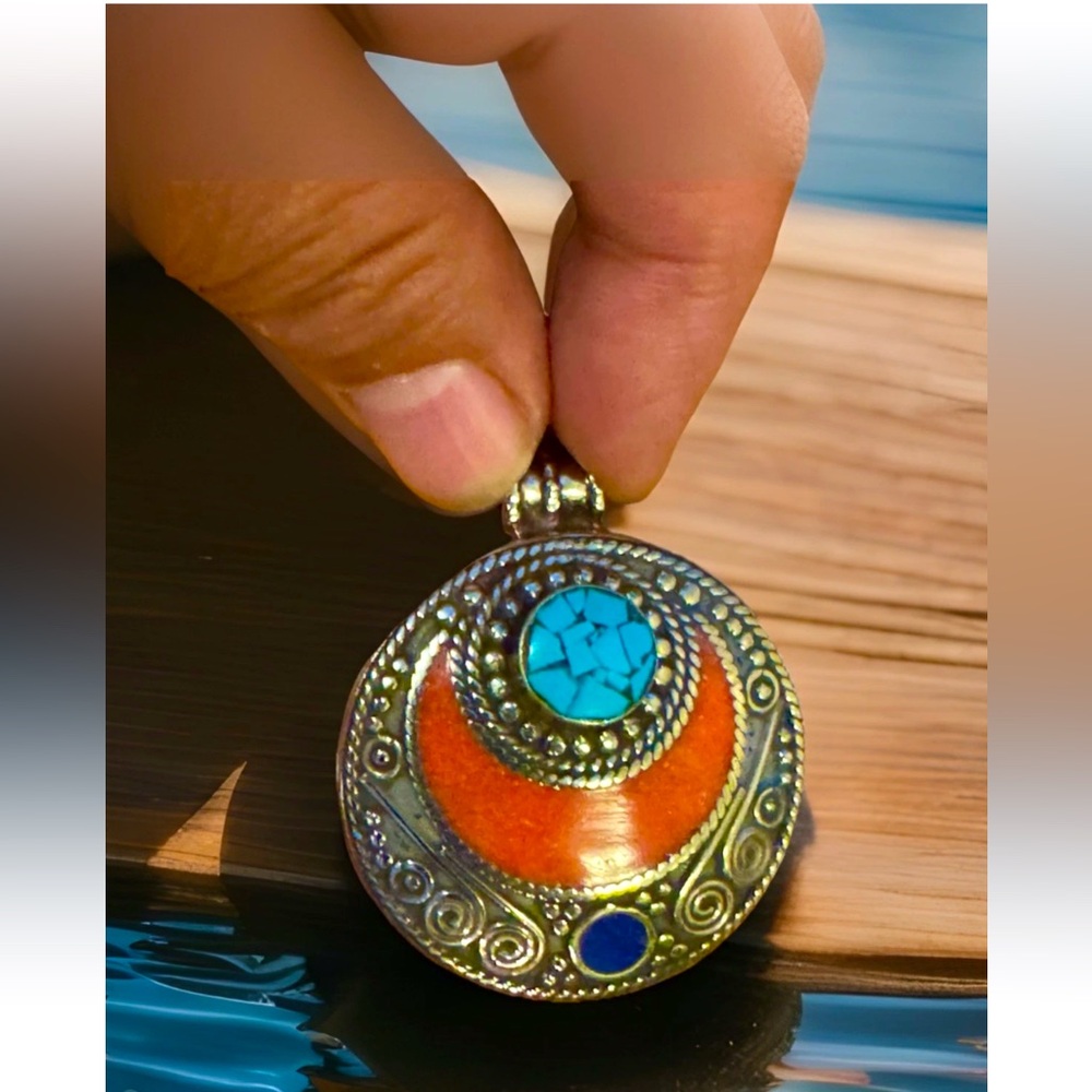 Elegant & Vintage Handcrafted Moon Shape Pendant Inlay Stones & Silver 2”in,31gm